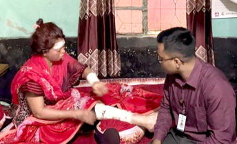 আহত সাংবাদিক সোনালীকে দেখতে নারায়ণগঞ্জ জেলা প্রশাসনের প্রতিনিধি