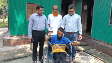 আবেদনের ১ঘণ্টার মধ্যেই প্রতিবন্ধীকে হুইলচেয়ার দিল সোনারগাঁ উপজেলা