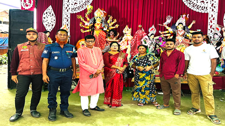 শারদীয় দুর্গোৎসবে মণ্ডপে মণ্ডপে ছুটছেন শিপন সরকার