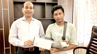 জুলাইযোদ্ধা ফয়সালের পাশে সদর ইউএনও