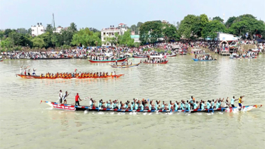 শীতলক্ষ্যার কোলজুড়ে ঐতিহ্যবাহী নৌকাবাইচ, উৎফুল্ল মানুষের ঢল