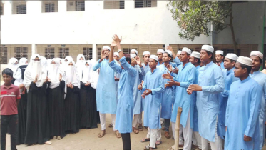 বন্দর ফাযিল মাদ্রাসার শিক্ষার্থীদের এক দফা এক দাবী অধ্যক্ষ’র পদত্যাগ
