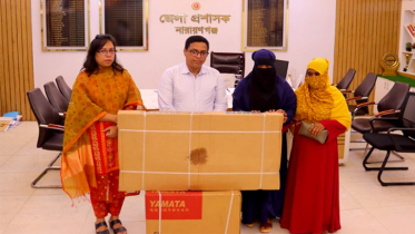 আশা মনিকে স্বাবলম্বী করতে সেলাই মেশিন দিয়ে পাশে দাঁড়ালেন ডিসি রায়হান