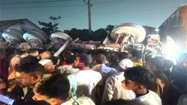 বন্দরে সার বোঝাই ট্রাক নিয়ন্ত্রন হারিয়ে দোকানে, নিহত ১