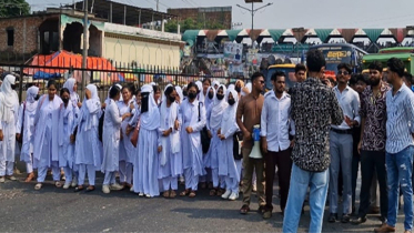 সোনারগাঁয়ে বাসে ‘হাফ ভাড়ার’ দাবিতে শিক্ষার্থীদের মহাসড়ক অবরোধ