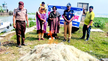 মেঘনা নদীতে মা ইলিশ সংরক্ষণ অভিযান : কারেন্ট জাল জব্দ ও ধ্বংস