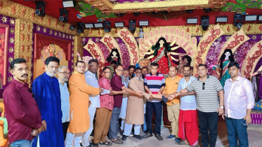১৪নং ওয়ার্ডে দুর্গোৎসবের আনন্দ ভাগাভাগি করলেন মনির খান