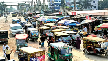 মদনপুরে রাস্তা দখল করে ভ্যান গাড়ির দোকান, ভোগান্তি