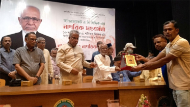 এড. এবি সিদ্দিককে না’গঞ্জ জার্নালিস্ট ইউনিটির সন্মাননা স্মারক