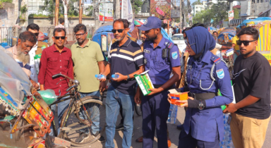 তীব্র তাপদাহে ডিসি-এসপির যৌথ মানবিক উদ্যোগ  পথচারী, ট্রাফিক ও শ্রমজীবীদের মাঝে পানি ও স্যালাইন