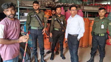 আড়াইহাজারে বেশি দামে এলপিজি বিক্রি, দুই ব্যবসায়ীকে জরিমানা