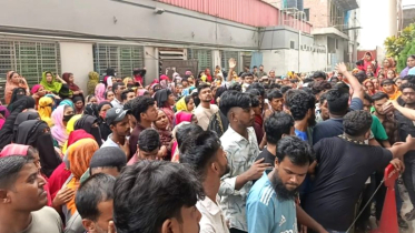 ফতুল্লায় পোশাক শ্রমিকদের সড়ক অবরোধ, বিক্ষোভ