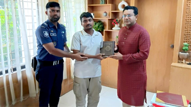 সোনারগাঁয়ে মাদকসেবীকে সংশোধনের জন্য কুরআন শরীফ দিলেন ইউএনও