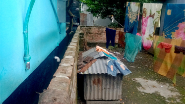 বন্দরে দেয়াল নির্মাণ করে চলাচলের রাস্তা বন্ধের অভিযোগ