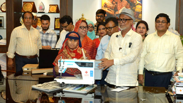 নারীদের মাঝে কম্পিউটার, সেলাই মেশিন ও ফুড কার্ট বিতরণ করেছে নাসিক