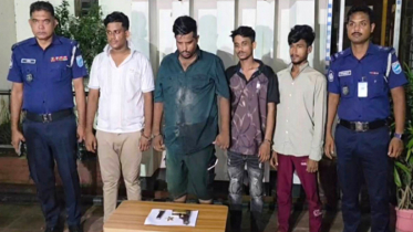 রূপগঞ্জে দুই গ্রুপের সংঘর্ষ, অস্ত্রের মহড়া : পিস্তল-গুলিসহ গ্রেপ্তার ৪