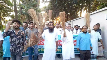 রূপগঞ্জে ভূমিদস্যুতা বন্ধের দাবিতে ১০ গ্রামবাসীর সভা, ঝাড়ু মিছিল