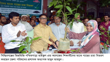 সিদ্ধিরগঞ্জের শিক্ষার্থীদের মাঝে গাছের চারা বিতরণ