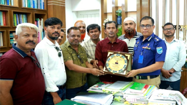 এসপি মিজানকে জার্নালিস্ট ইউনিটির সম্মাননা স্মারক প্রদান