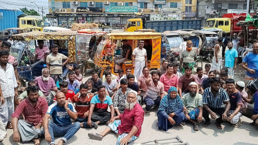 সিদ্ধিরগঞ্জে “ভাত দে, নাইতো বিষ দে” স্লোগানে হকারদের সড়ক অবরোধ