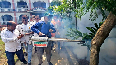 ডেঙ্গু প্রতিরোধে ফগার মেশিন কাঁধে নিয়ে মাঠে সাখাওয়াত